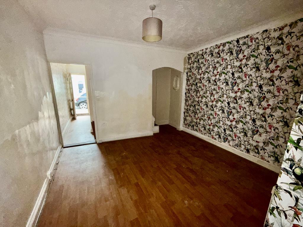 Lot: 31 - TERRACED HOUSE FOR REFURBISHMENT - Dining room
